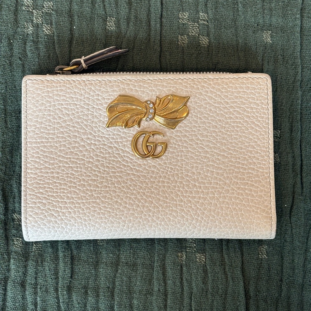 Gucci Marmot White Pebbled Leather Zip Wallet with Gold Bow Accent EUC